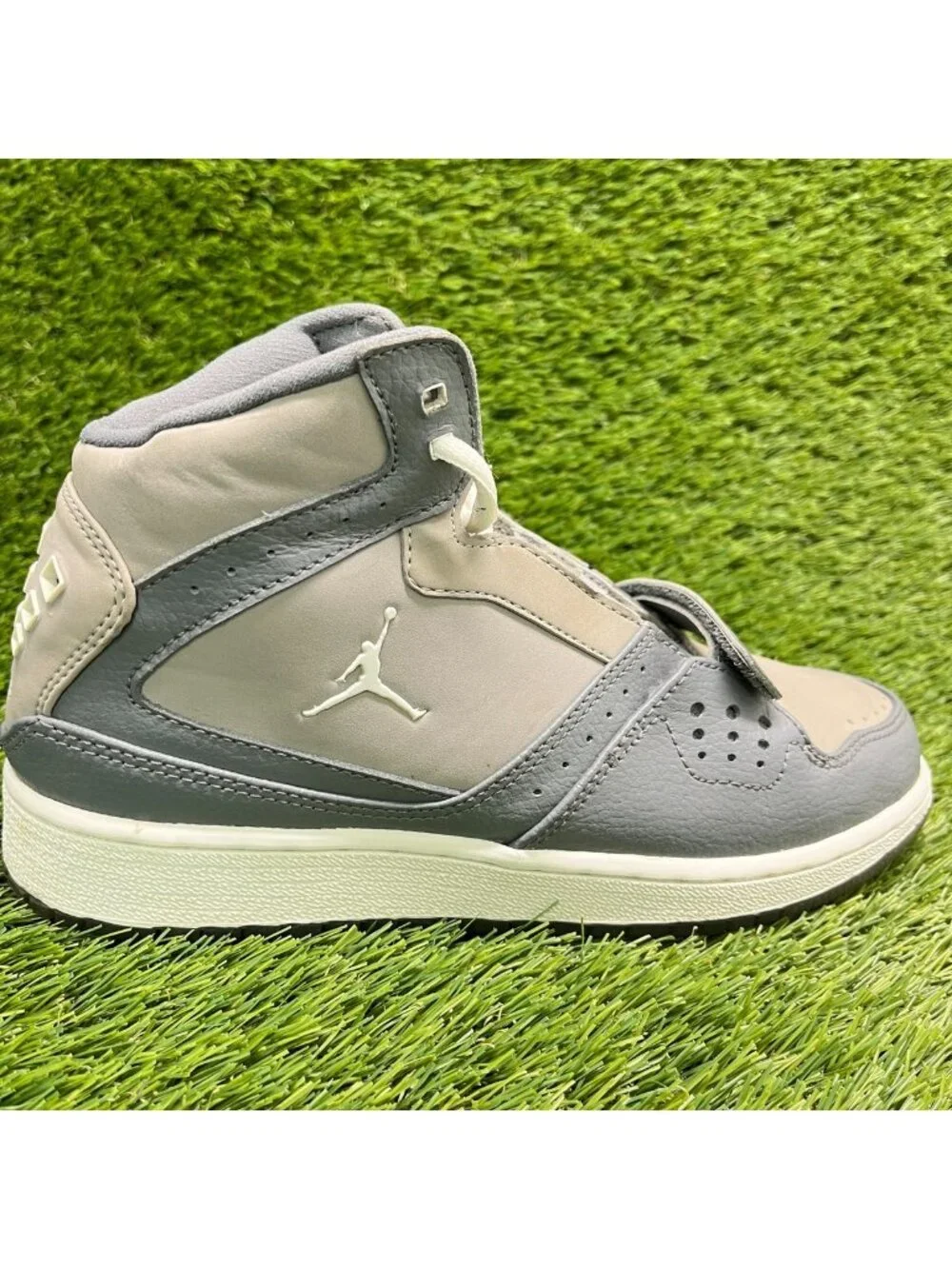 Nike Jordan 1 Flight Strap Boys Size 5.5Y Gray Athletic Leather Shoes Sneakers